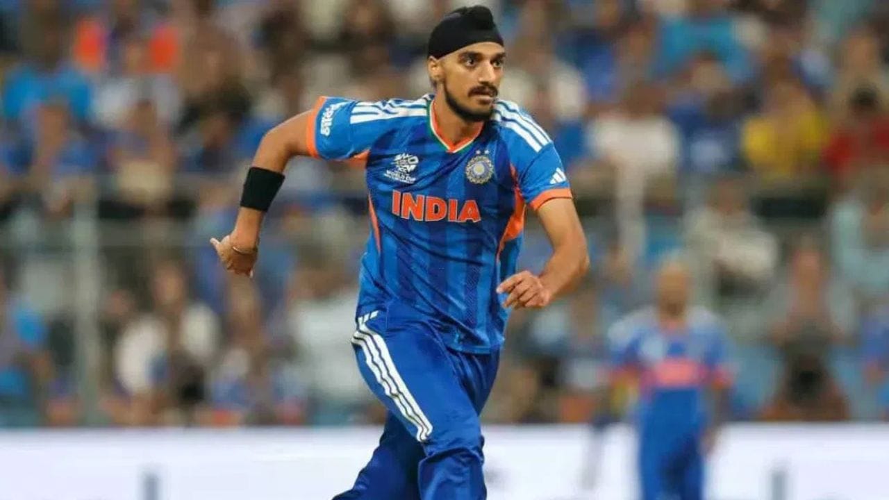 અર્શદીપ સિંહે પોતાની ટૂંકી કારકિર્દીમાં ઘણી નોંધપાત્ર સિદ્ધિઓ હાંસલ કરી છે. IPL ઉપરાંત, તેણે T20 આંતરરાષ્ટ્રીય મેચોમાં 100 થી વધુ વિકેટો લીધી છે અને સૌથી સફળ ભારતીય બોલર છે. તે T20 વર્લ્ડ કપમાં ભારત માટે સૌથી વધુ વિકેટ લેવા મામલે બીજા ક્રમે છે. (PC:PTI/X)