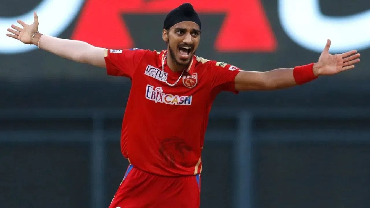 અર્શદીપ સિંહે 2019માં IPLમાં ડેબ્યૂ કર્યું હતું, ત્યારે પંજાબે તેને માત્ર 20 લાખ રૂપિયામાં ખરીદ્યો હતો. ત્યારબાદ તેણે IPLમાં પોતાના પ્રભાવશાળી પ્રદર્શનથી ટીમ ઈન્ડિયામાં સ્થાન મેળવ્યું હતું.