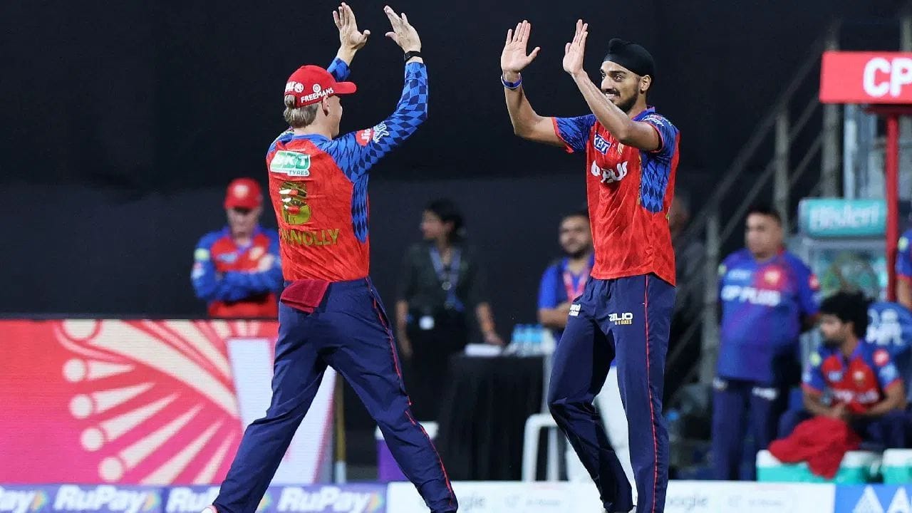 ડાબોડી ફાસ્ટ બોલર અર્શદીપ સિંહ આ સિઝનની શરૂઆતથી જ ફોર્મમાં નથી. આમ છતાં ટીમની વિસ્ફોટક બેટિંગને કારણે પંજાબ કિંગ્સ સતત જીત મેળવી રહ્યું છે. લગભગ દરેક મેચમાં બેટ્સમેનોએ પોતાની તાકાત સાબિત કરી છે. રાજસ્થાન સામે પણ બેટ્સમેનોએ દમદાર બેટિંગ કરી, પરંતુ ખરાબ બોલિંગે પંજાબને હરાવ્યું. 