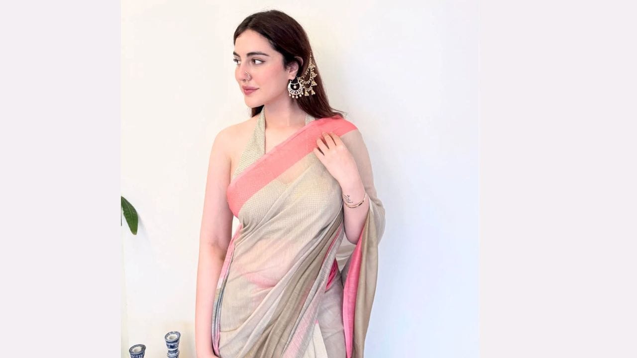 બીજા એક સાડી લુકમાં સમરીને કોન્ટ્રાસ્ટિંગ બેજ અને ગુલાબી સાડી પહેરી હતી. હોલ્ટર નેક બ્લાઉઝ અને ભારે ઇયરિંગ્સ સાથે તેનો આ અવતાર વધુ આકર્ષક લાગી રહ્યો હતો. આ લુક તેની ફેશન સેન્સને સ્પષ્ટ દર્શાવે છે.