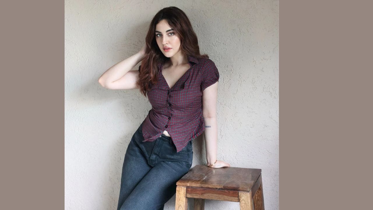 કેઝ્યુઅલ સ્ટાઇલમાં પણ સમરીન કોઈથી ઓછી નથી. બ્લૂ ડેનિમ જીન્સ સાથે જાંબલી ચેકર્ડ શર્ટ-સ્ટાઇલ ટોપમાં તેનો લુક ખૂબ જ ટ્રેન્ડી લાગતો હતો, જે કોલેજ અથવા કેઝ્યુઅલ આઉટિંગ માટે પરફેક્ટ કહેવાય.