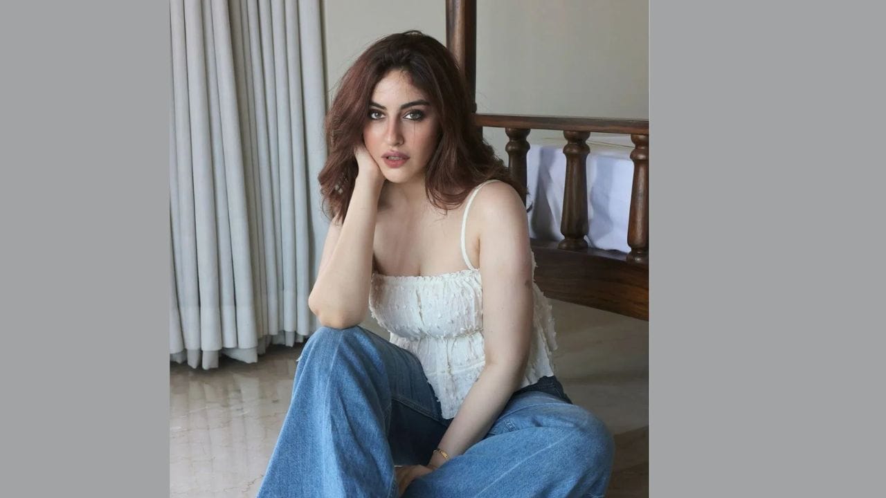 સમરીનનો ગ્લેમરસ અંદાજ પણ ચાહકોને ખૂબ પસંદ આવે છે. એક લુકમાં તેણે વાદળી જીન્સ સાથે સફેદ સ્ટ્રેપી ટોપ પહેર્યું છે. ઓપન હેર તેના લુકને વધુ આકર્ષક બનાવે છે.