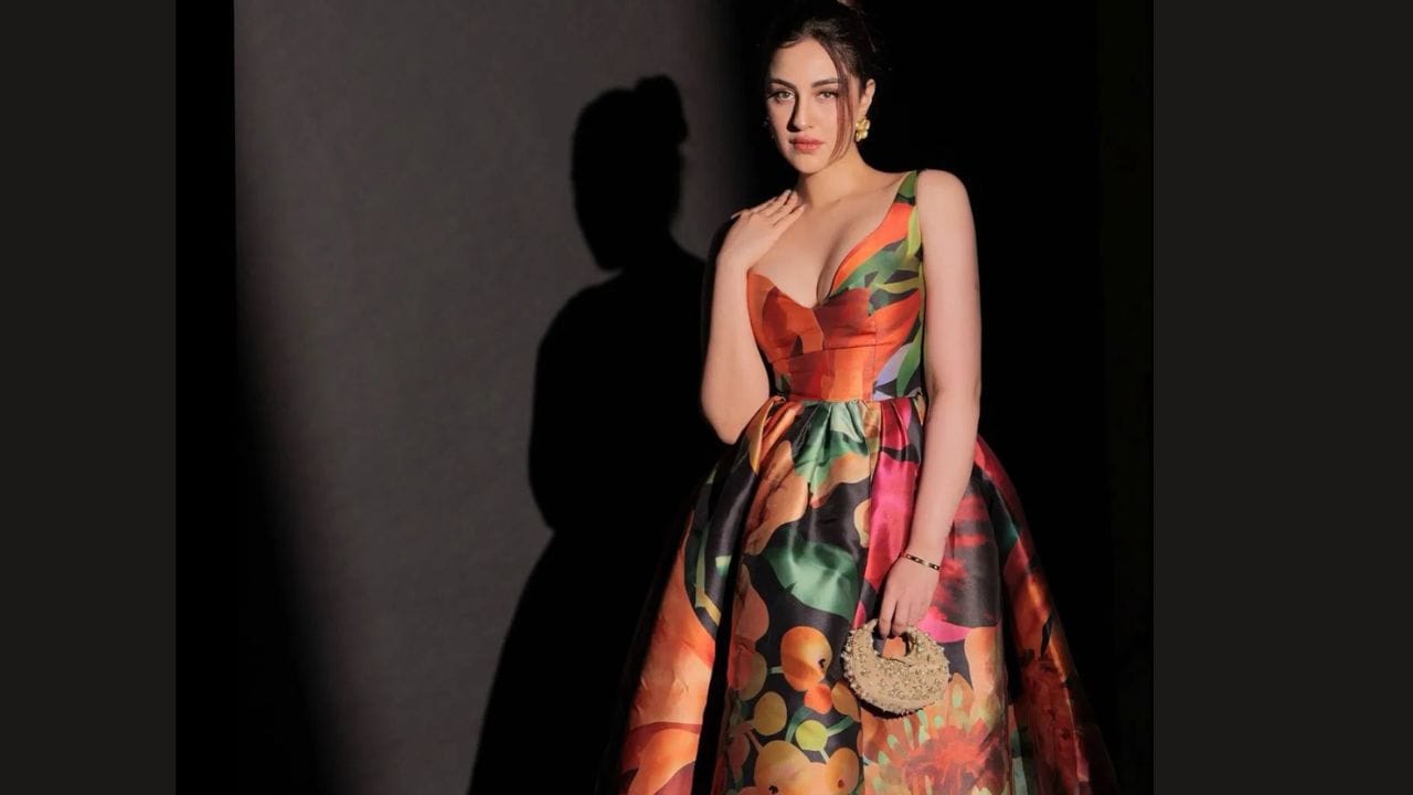 ફ્લોરલ પ્રિન્ટ ફ્રોક-સ્ટાઇલ ડ્રેસમાં સમરીન ખરેખર બ્યુટી ક્વીન જેવી લાગે છે. બન હેરસ્ટાઇલ અને નેચરલ મેકઅપ સાથે તેણે ખૂબ જ સોફ્ટ અને ક્લાસી લુક આપ્યો છે.