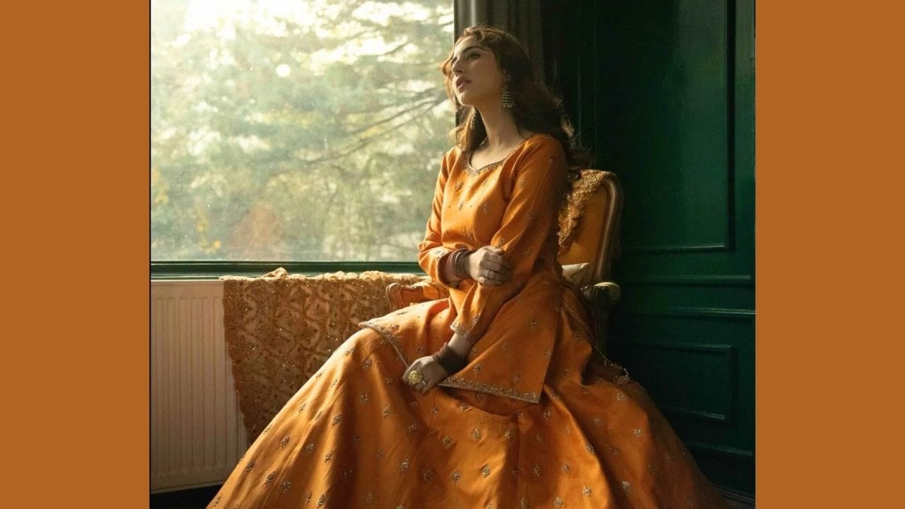 ભારતીય પોશાકમાં પણ સમરીન એટલી જ સુંદર લાગે છે. યલ્લો લહેંગા સેટ સાથે કુર્તી, કર્લી હેર, લાઇટ મેકઅપ અને કાજલથી સજેલી આંખો તેને એકદમ પરંપરાગત અને ગ્રેસફુલ બનાવે છે.