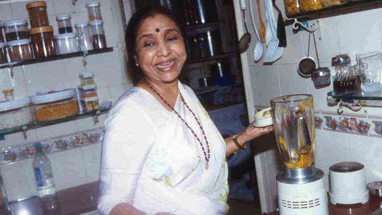 આશા ભોંસલેને તબિયત લથડતા તેમને મુંબઈની બ્રીચ કેન્ડી હોસ્પિટલમાં દાખલ કરવામાં આવી હતી. જ્યાં ચેસ્ટ ઈન્ફેક્શનના કારણે તેનું મૃત્યું થયું હતુ. આશા ભોંસલેના અંતિમ સંસ્કાર આજે એટલે કે, 13 એપ્રિલના રોજ કરવામાં આવ્યા છે.