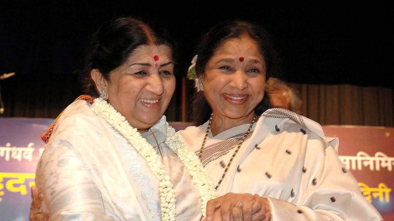 દશકો સુધી પોતાના અવાજથી લાખો ચાહકોના દિલ જીતનારી આશા ભોંસલે હિન્દી સહિત અંદાજે 20 ભાષામાં હજારો ગીત ગાયા છે. એક રિપોર્ટ મુજબ તેની કુલ સંપત્તિ 200 થી 250 કરોડ રુપિયા છે. તેનું મ્યુઝિક કરિયર,લાઈવ કોન્સર્ટ્સ, ઈન્ટરનેશલ ટુર તેમજ ગીતથી મળનારી રોયલ્ટી તેની કમાણીનો મોટો સ્ત્રોત હતો.