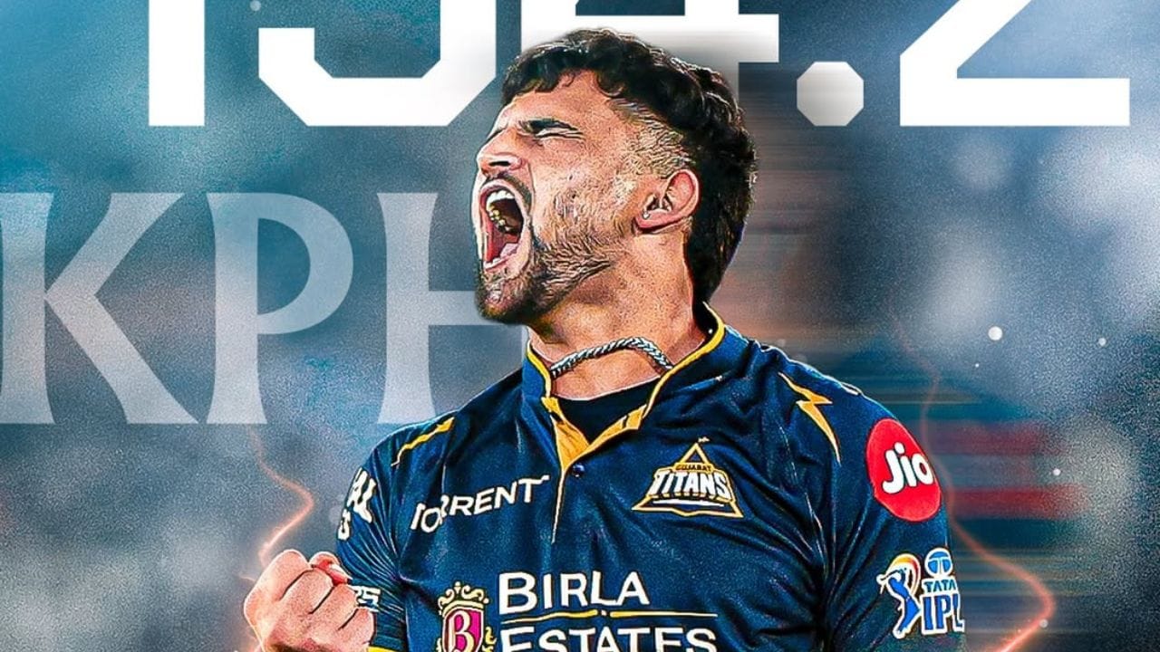 અશોક શર્મા જયપુર નજીકના રામપુરા ગામના વતની છે. તેમના પિતા, નાથુ લાલ શર્મા, ખેડૂત છે. 17 જૂન, 2002 ના રોજ જન્મેલા, શર્મા તેમના શાળાના દિવસોથી જ ક્રિકેટના મેદાન પર સક્રિય રહ્યો છે.