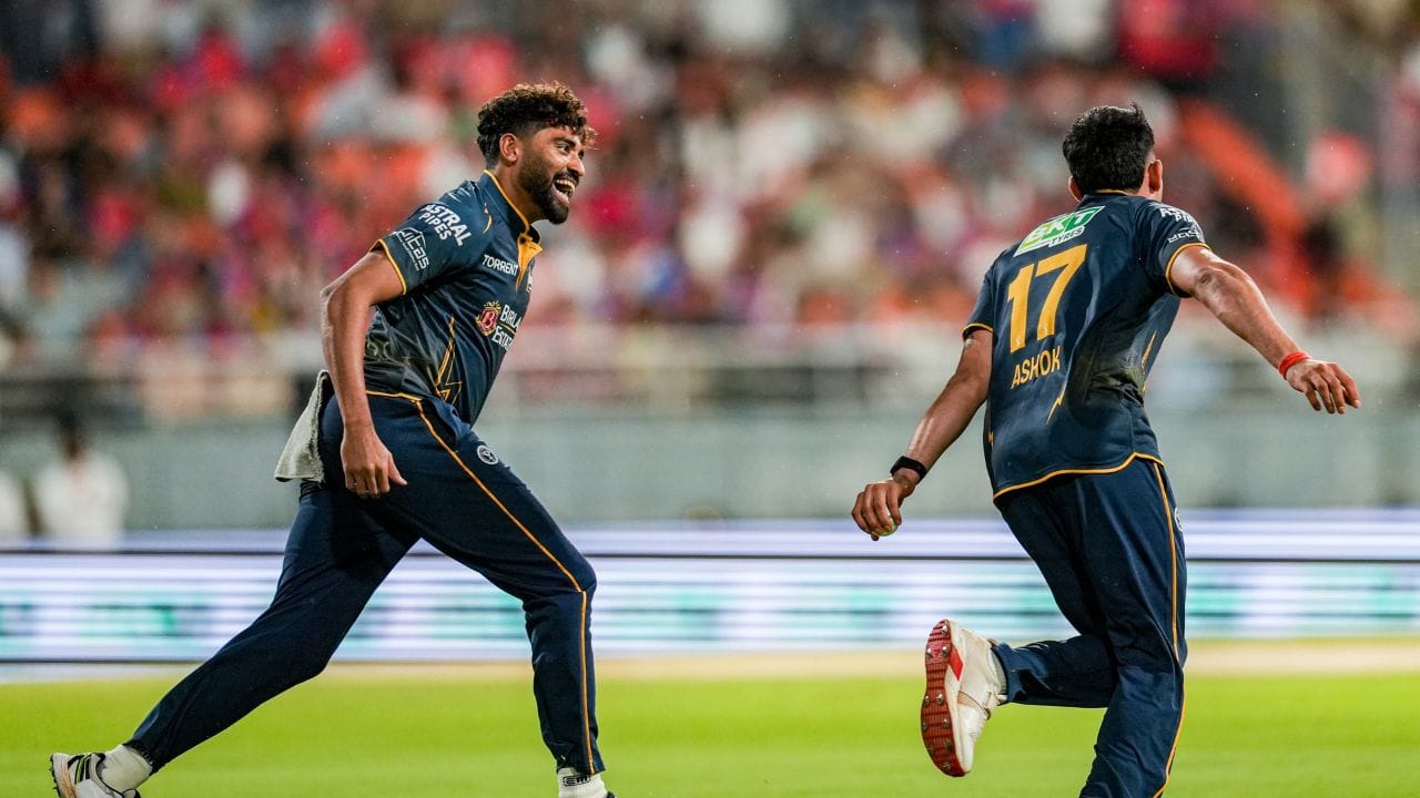 અગાઉ, તેમણે સૈયદ મુશ્તાક અલી ટ્રોફીમાં તેમની ઝડપી અને સ્વિંગ બોલિંગથી નોંધપાત્ર પ્રભાવ પાડ્યો હતો. સ્થાનિક T20 ટુર્નામેન્ટમાં તેમના પ્રદર્શનને કારણે તેમને IPLમાં ડેબ્યૂ કરવાની તક મળી.