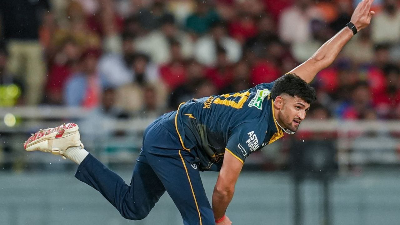    ભારતમાં પણ ફાસ્ટ બોલિંગ પ્રતિભા ઉભરી રહી છે. તેનું તાજેતરનું ઉદાહરણ અશોક શર્મા છે, જેમણે154.2 કિમી/કલાકની ઝડપે બોલિંગ કરીને બધાને આશ્ચર્યચકિત કર્યા હતા.