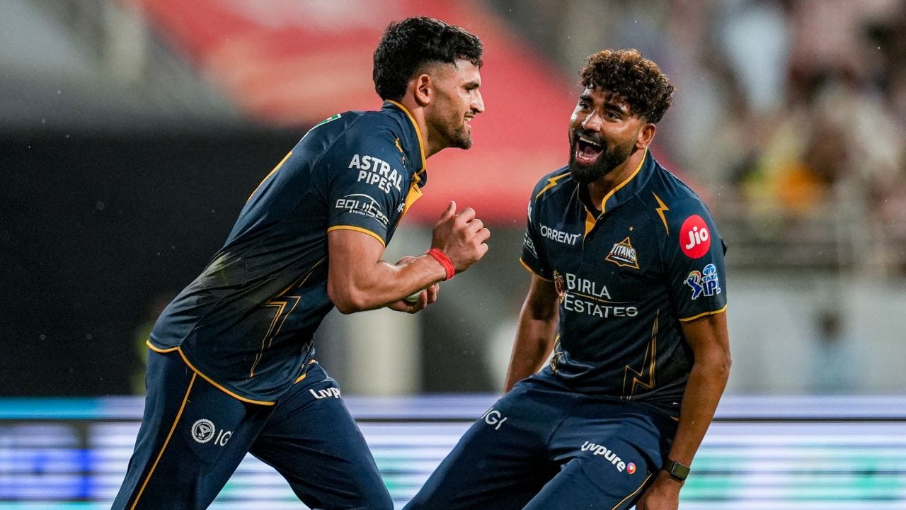 અશોક શર્મા ગુજરાત ટાઇટન્સ માટે રમે છે અને રાજસ્થાન રોયલ્સ સામેની મેચમાં સિઝનનો સૌથી ઝડપી બોલિંગ રેકોર્ડ બનાવ્યો હતો. તે પહેલાં તેણે 150 કિમી/કલાકથી વધુની ઝડપે બે બોલ ફેંક્યા હતા. કોણ છે અશોક શર્મા, જે પોતાની ઘાતક ગતિને કારણે રાતોરાત સ્ટાર બની ગયો છે?