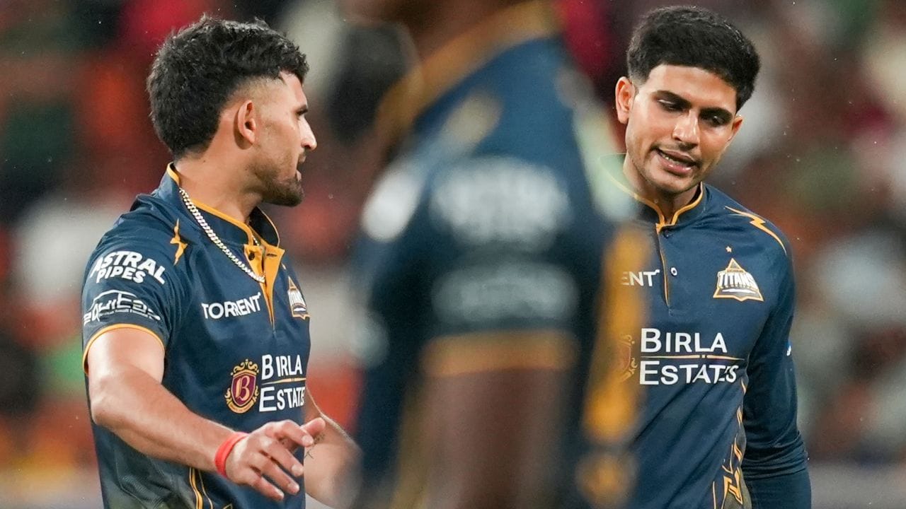 અશોક શર્મા માત્ર 23 વર્ષનો છે અને રાજસ્થાનનો છે. તે ઘરેલુ ક્રિકેટમાં પણ રાજસ્થાનનું પ્રતિનિધિત્વ કરે છે. ખાસ કરીને સૈયદ મુશ્તાક અલી ટ્રોફીમાં તેના પ્રદર્શનથી અશોકની કારકિર્દીને વેગ મળ્યો છે. 