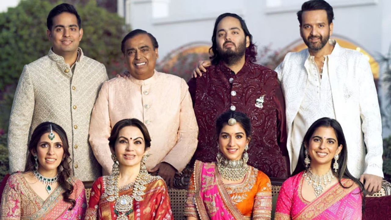 એશિયાના સૌથી ધનિક પરિવારોની યાદીમાં પ્રથમ સ્થાને મુકેશ અંબાણીનો પરિવાર છે. તેમની કુલ સંપત્તિ લગભગ $89.7 બિલિયન છે. તેમની કંપની Reliance Industries ઊર્જા, ટેલિકોમ, રિટેલ અને ફાઇનાન્સિયલ સેવાઓ જેવા અનેક ક્ષેત્રોમાં કાર્યરત છે અને સતત વિસ્તરણ કરી રહી છે. AI ક્ષેત્રમાં પણ રિલાયન્સ ઝડપથી આગળ વધી રહી છે. મુકેશ અંબાણીએ આગામી સાત વર્ષમાં AI ઇન્ફ્રાસ્ટ્રક્ચરમાં લગભગ $120 બિલિયનનું રોકાણ કરવાની યોજના જાહેર કરી છે.