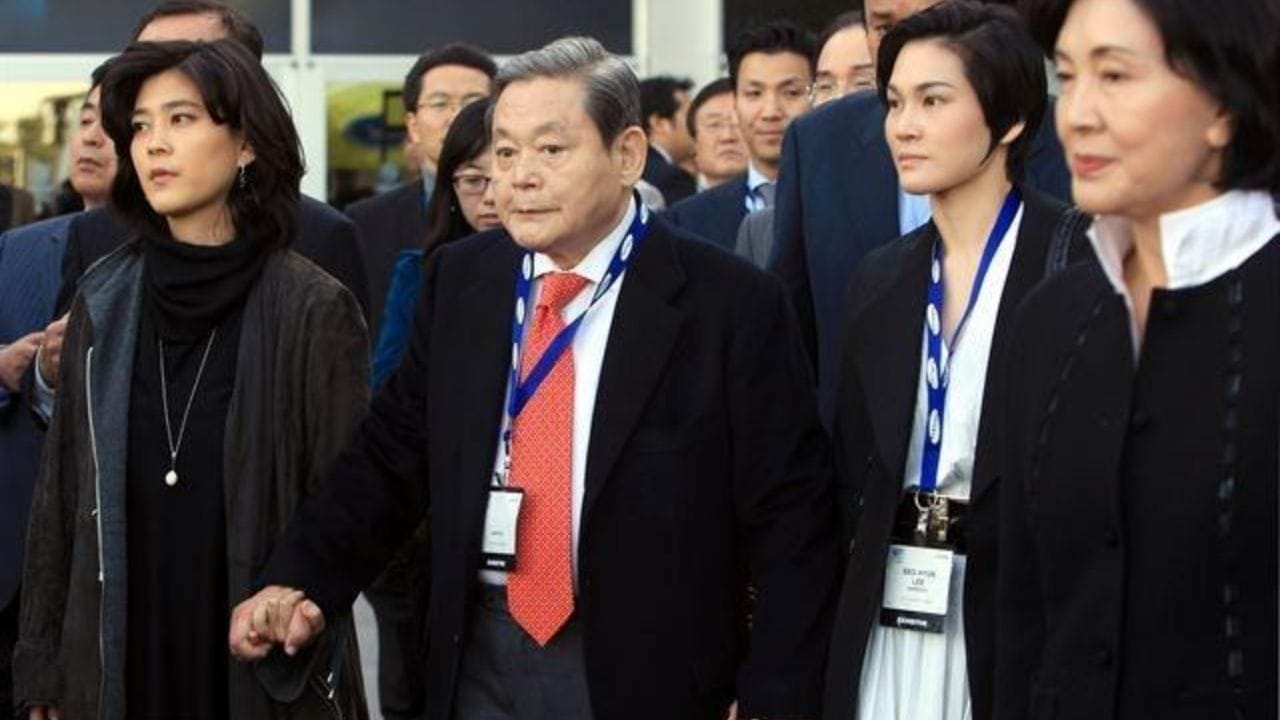 ત્રીજા સ્થાને લી પરિવાર છે, જે Samsung સાથે જોડાયેલ છે. તેમની કુલ સંપત્તિ $45.5 બિલિયન છે. સેમસંગ ખાસ કરીને સ્માર્ટફોન અને સેમિકન્ડક્ટર ક્ષેત્રમાં વિશ્વની અગ્રણી કંપનીઓમાંની એક છે.