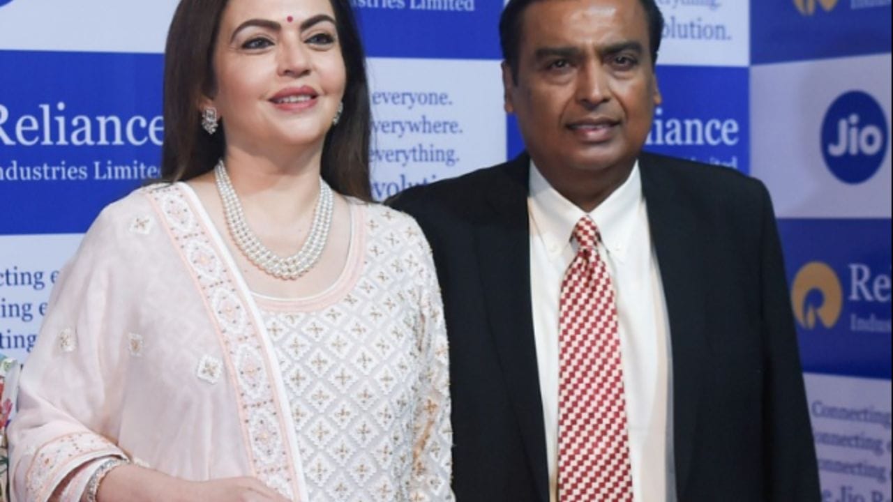 મુકેશ અંબાણી પરિવાર સિવાય, બે અન્ય ભારતીય પરિવારો પણ આ યાદીમાં સામેલ છે. મિસ્ત્રી પરિવાર, જે Shapoorji Pallonji Group સાથે જોડાયેલ છે, તેમની કુલ સંપત્તિ $29.5 બિલિયન છે. તેના પછી જિંદાલ પરિવાર આવે છે, જે OP Jindal Group ચલાવે છે. તેમની કુલ સંપત્તિ $29.4 બિલિયન છે અને તેઓ સ્ટીલ, ઊર્જા અને સિમેન્ટ જેવા ક્ષેત્રોમાં કાર્યરત છે.