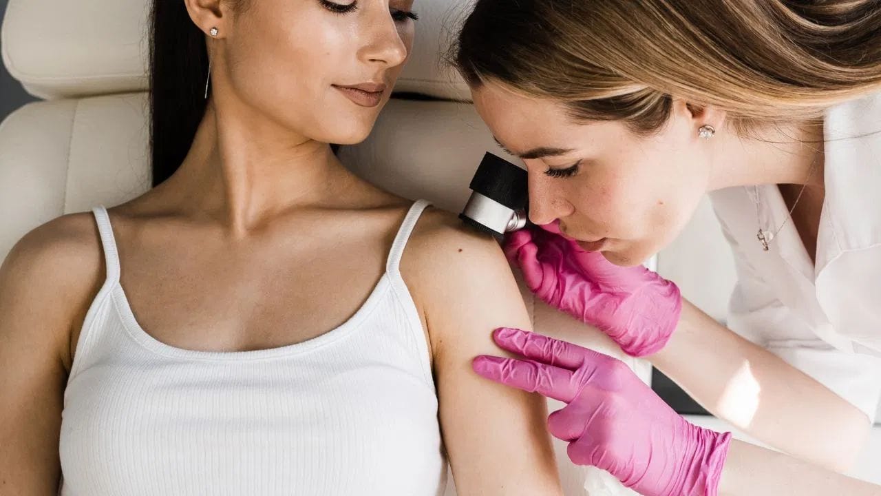 હાથ પર તલ પણ રસપ્રદ માનવામાં આવે છે. જમણા હાથ પર તલ હોય તો વ્યક્તિ ધનવાન બની શકે છે, જ્યારે ડાબા હાથ પર તલ થોડી આર્થિક મુશ્કેલીઓ બતાવે છે.