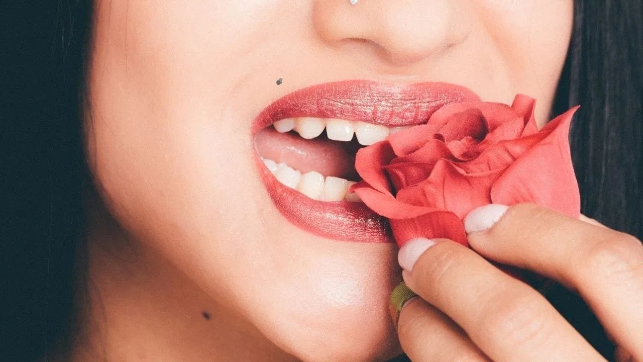 ગાલ પર તલ હોય તો તે વ્યક્તિને સમાજમાં સન્માન અને સારી ઓળખ મળે છે. કાન પર તલની વાત કરીએ તો જમણા કાન પર તલ હોય તો ધનની શક્યતા વધી શકે, જ્યારે ડાબા કાન પર તલ હોય તો સફળતા માટે વધુ મહેનત કરવી પડે.