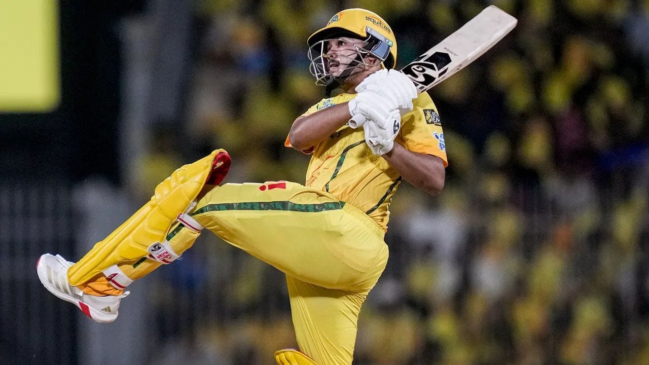 IPL 2026 માં આયુષ મ્હાત્રેની સફરનો અંત આવી ગયો છે. જમણા હાથના બેટ્સમેનને સનરાઇઝર્સ હૈદરાબાદ સામેની મેચમાં ઈજા થઈ હતી, જેના કારણે તે આ સિઝનની IPLમાંથી બહાર થઈ ગયો છે. આયુષની ગેરહાજરી CSK માટે મોટો ફટકો છે, કારણ કે જમણા હાથનો બેટ્સમેન ઉત્તમ ફોર્મમાં હતો. 