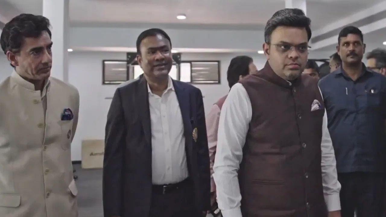 જય શાહ ઉપરાંત BCCI અધ્યક્ષ મિથુન મન્હાસ, BCCI સેક્રેટરી દેવજીત સૈકિયા, ઉપાધ્યક્ષ રાજીવ શુક્લા, IPL અધ્યક્ષ અરુણ સિંહ ધૂમલ પણ ત્યાં પહોંચ્યા હતા.