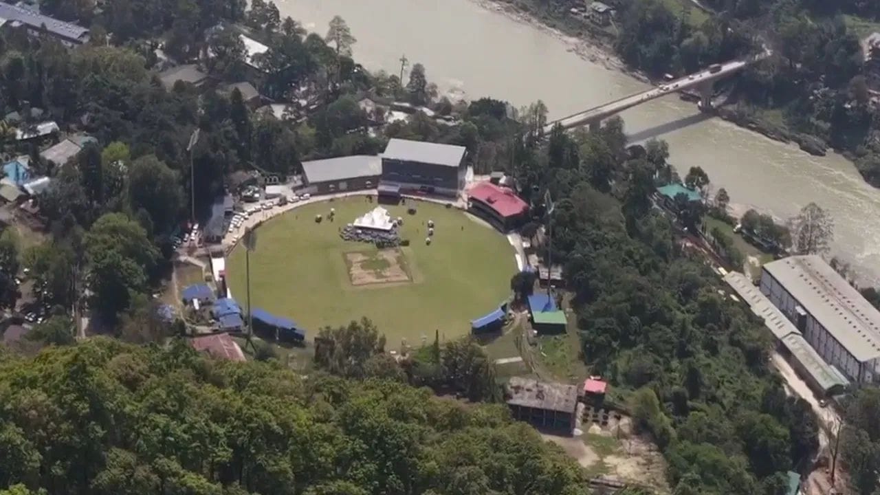 મણિપુરમાં શરૂ થયેલી ઈન્ડોર ક્રિકેટ એકેડમીમાં ક્રિકેટ પ્રેક્ટિસ ઉપરાંત ખેલાડીઓ માટે અન્ય સુવિધાઓ પણ છે. ખેલાડીઓ માટે એક ઉત્તમ જીમ પણ બનાવવામાં આવ્યું છે.