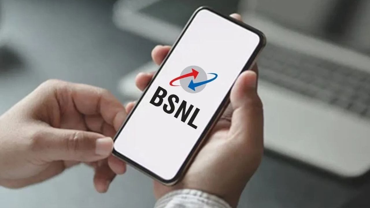 રાજ્ય સંચાલિત ટેલિકોમ ઓપરેટર, BSNL, સતત સસ્તા અને બજેટ-ફ્રેંડલી રિચાર્જ પ્લાન રજૂ કરી રહ્યા છે. જ્યારે ખાનગી ટેલિકોમ કંપનીઓ ટૂંકા ગાળાના વેલિડિટી પ્લાન માટે પણ મોટી રકમ વસૂલ કરી રહી છે, ત્યારે BSNL ઓછી કિંમતે શાનદાર ડીલ્સ ઓફર કરવાનું ચાલુ રાખે છે.(ફોટો ક્રેડિટ-Google)