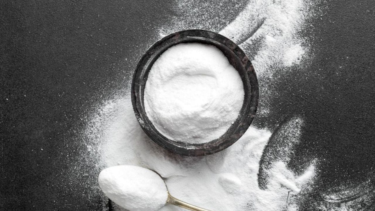 બેકિંગ સોડા, જેને સોડિયમ બાયકાર્બોનેટ તરીકે પણ ઓળખવામાં આવે છે, તેનો ઉપયોગ સામાન્ય રીતે કેક અને બ્રેડ જેવા બેક્ડ સામાનને ઉછેરવા માટે થાય છે. જ્યારે દહીં અને લીંબુ જેવા ઘટકો સાથે ભેળવવામાં આવે છે, ત્યારે તે ગેસ પરપોટા બનાવે છે, જેના કારણે બેક્ડ સામાન ફુલે છે અને બહારથી નરમ, ક્રિસ્પી ટેક્સચર જાળવી રાખે છે. તેના આલ્કલાઇન ગુણધર્મો તેને ઘણા હેતુઓ માટે ઉપયોગી બનાવે છે. તો, ચાલો રસોઈ ઉપરાંત તેના ઉપયોગો શોધીએ.
