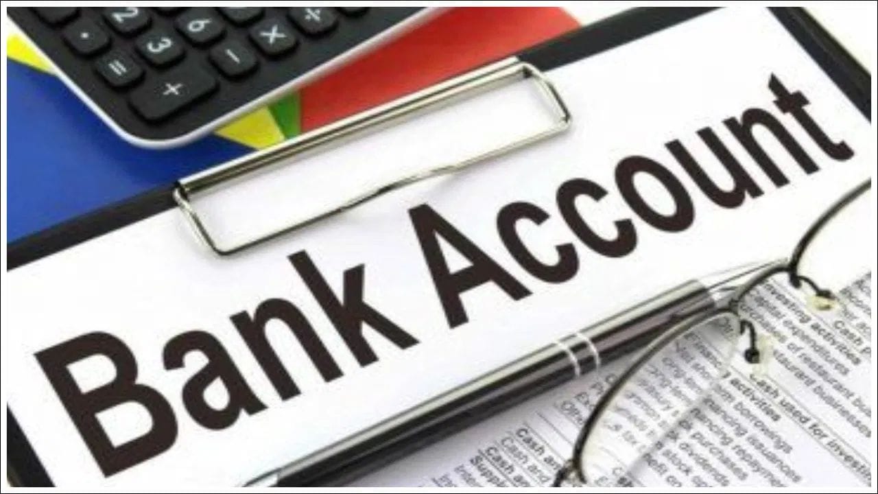 જો તમે ઈએમઆઈ (EMI) અથવા મ્યુચ્યુઅલ ફંડની એસઆઈપી (SIP) લગાવી રાખી હોય અને ખાતામાં બેલેન્સ ન હોવાને કારણે પેમેન્ટ ફેઈલ થાય, તો બેંક 'બાઉન્સ ચાર્જ' વસૂલે છે. આ ચાર્જ પ્રતિ ફેઈલ ટ્રાન્ઝેક્શન 250 થી 500 રૂપિયા સુધી હોઈ શકે છે. વારંવાર પેમેન્ટ ફેઈલ થવું માત્ર તમારા પૈસા જ નથી કાપતું પરંતુ તમારા સિબિલ (CIBIL) સ્કોરને પણ ખરાબ કરી દે છે. આરબીઆઈના નિયમો મુજબ, સમયાંતરે KYC અપડેટ કરવું અનિવાર્ય છે. જો તમે બેંકના વારંવાર યાદ અપાવવા છતાં તમારું આધાર, પાન કે સરનામું અપડેટ નથી કરતા, તો બેંક તમારા ખાતાને 'ફ્રીઝ' કરી શકે છે. આવી સ્થિતિમાં તમે તમારા જ પૈસાનો ઉપયોગ નહીં કરી શકો અને ખાતું ફરી શરૂ કરાવવા માટે તમારે બેંકના ધક્કા ખાવા પડશે.