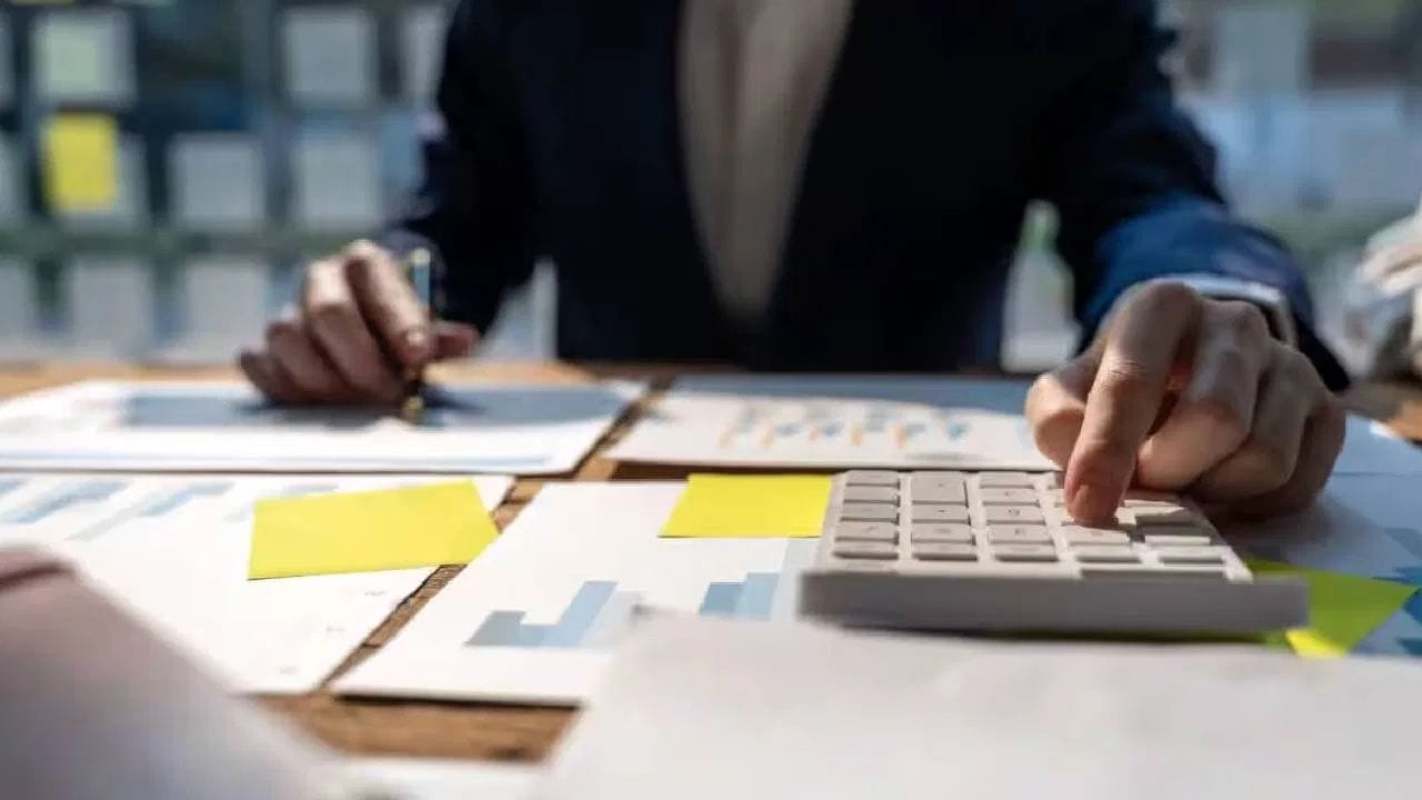 સેવિંગ એકાઉન્ટ બિઝનેસ માટે નહીં પણ બચત માટે હોય છે. ઇન્કમ ટેક્સ વિભાગના નિયમો અનુસાર, જો તમે એક નાણાકીય વર્ષમાં તમારા સેવિંગ એકાઉન્ટમાં 10 લાખ રૂપિયા કે તેથી વધુ રોકડ જમા કરો છો, તો બેંક તેની જાણ સીધી ટેક્સ વિભાગને કરે છે. આ ઉપરાંત, બેંક પણ એક મહિનામાં નિશ્ચિત સંખ્યાથી વધુ રોકડ વ્યવહાર (જમા અથવા ઉપાડ) પર પ્રતિ ટ્રાન્ઝેક્શન 150 રૂપિયા સુધીનો શુલ્ક વસૂલે છે.