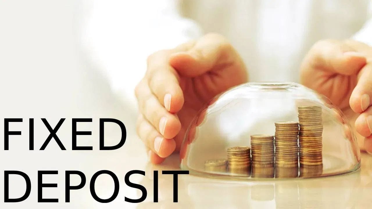 સિનિયર સિટિઝન અવારનવાર પોતાના જમા પૈસા બેંક FDમાં રાખવાનું પસંદ કરે છે, કારણ કે અહીં જોખમ ઓછું અને રિટર્ન નક્કી હોય છે. જો તમે વરિષ્ઠ નાગરિક છો અને સુરક્ષિત રોકાણ માટે ફિક્સ્ડ ડિપોઝિટ (FD) ની યોજના બનાવી રહ્યા છો, તો વિવિધ બેંકોના વ્યાજ દરોની તુલના કરવી તમારા માટે ફાયદાકારક હોઈ શકે છે. તાજા આંકડા મુજબ, Axis Bank 5 વર્ષની મુદત માટે સૌથી વધુ 7.20% વ્યાજ આપી રહી છે, જ્યારે ICICI Bank માં આ દર 7.10% છે.