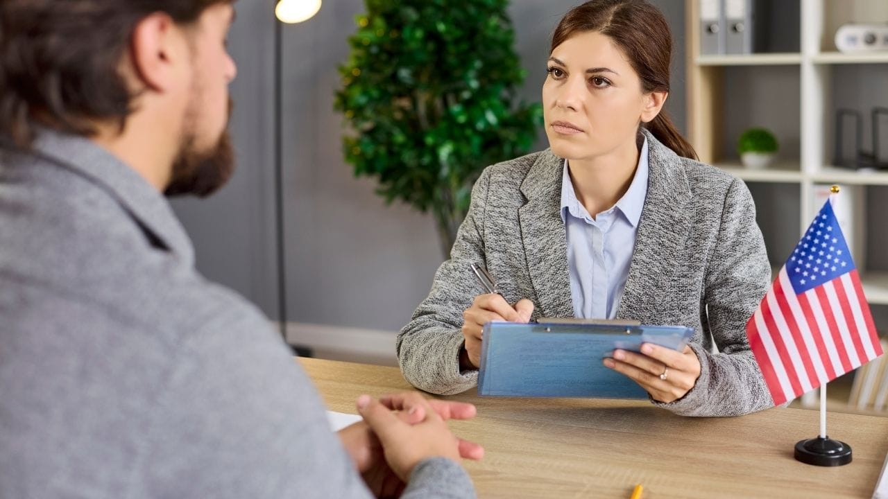 2. F-1 વિદ્યાર્થી વિઝા : યુએસમાં અભ્યાસ કરતા વિદ્યાર્થીઓ OPT (Optional Practical Training) પર કામ કરી શકે છે. જો તેઓ H-1B લોટરીમાં પસંદ ન થાય અને તેમનો OPT સમય પૂરો થવા આવ્યો હોય, તો તેઓ ફરીથી અભ્યાસ શરૂ કરીને F-1 વિઝા મેળવી શકે છે. આ રીતે તેઓ કાયદેસર રીતે યુએસમાં રહી શકે છે.