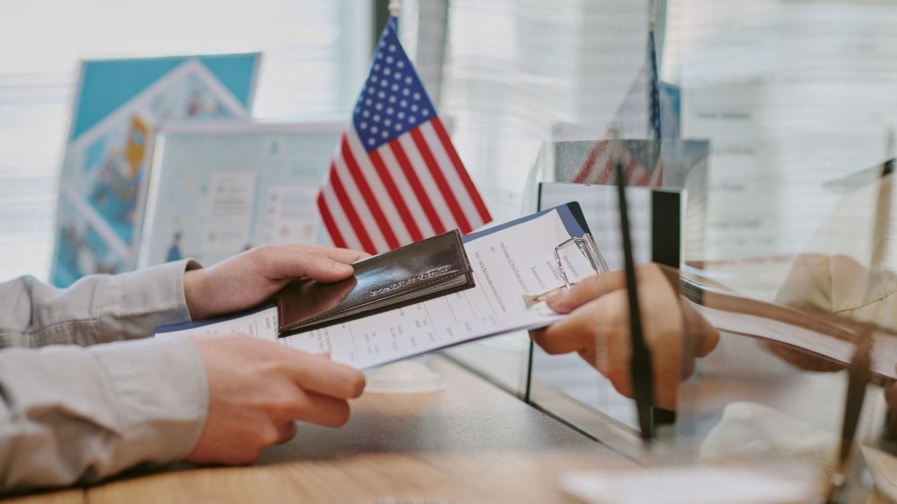 3. STEM OPT એક્સ્ટેંશન : વિજ્ઞાન, ટેકનોલોજી, એન્જિનિયરિંગ અને ગણિત (STEM) ક્ષેત્રના વિદ્યાર્થીઓને OPT પછી વધારાના 24 મહિનાનું એક્સ્ટેંશન મળે છે. એટલે કે, તેઓ વધુ સમય સુધી કામ ચાલુ રાખી શકે છે.