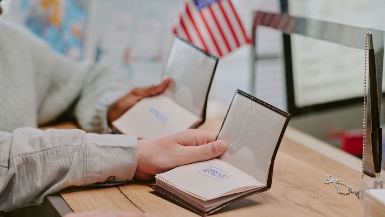 4. Day 1 CPT કાર્યક્રમ : આ એક ખાસ પ્રકારનો અભ્યાસક્રમ છે, જેમાં વિદ્યાર્થીઓને અભ્યાસ શરૂ થતાં જ કામ કરવાની મંજૂરી મળે છે. જોકે, આ વિકલ્પનો ઉપયોગ સાવધાનીથી કરવો જોઈએ, કારણ કે કેટલીક વખત ઇમિગ્રેશન અધિકારીઓ તેને સ્વીકારતા નથી.