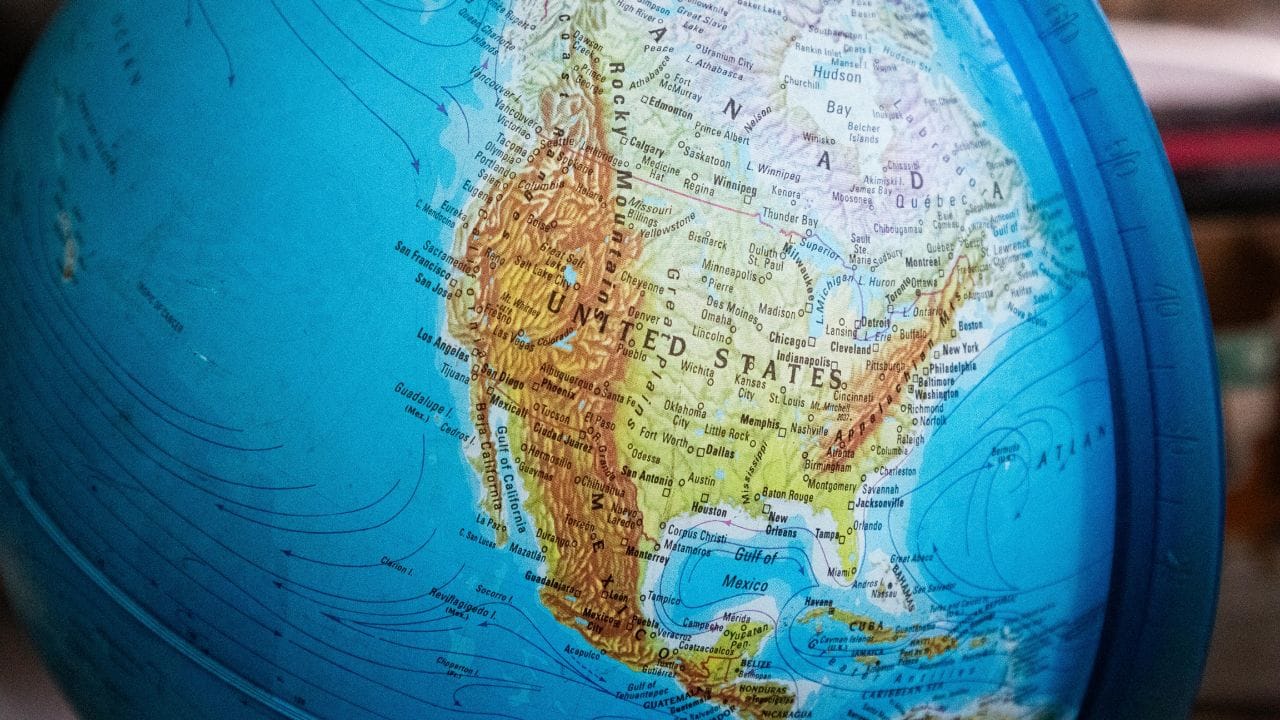 6. L-1 વિઝા : જો તમે કોઈ બહુરાષ્ટ્રીય કંપનીમાં કામ કરો છો, તો તમને L-1 વિઝા દ્વારા યુએસ ઓફિસમાં ટ્રાન્સફર મળી શકે છે. આ વિઝા ખાસ કરીને કંપની અંદર ટ્રાન્સફર માટે ઉપયોગી છે.