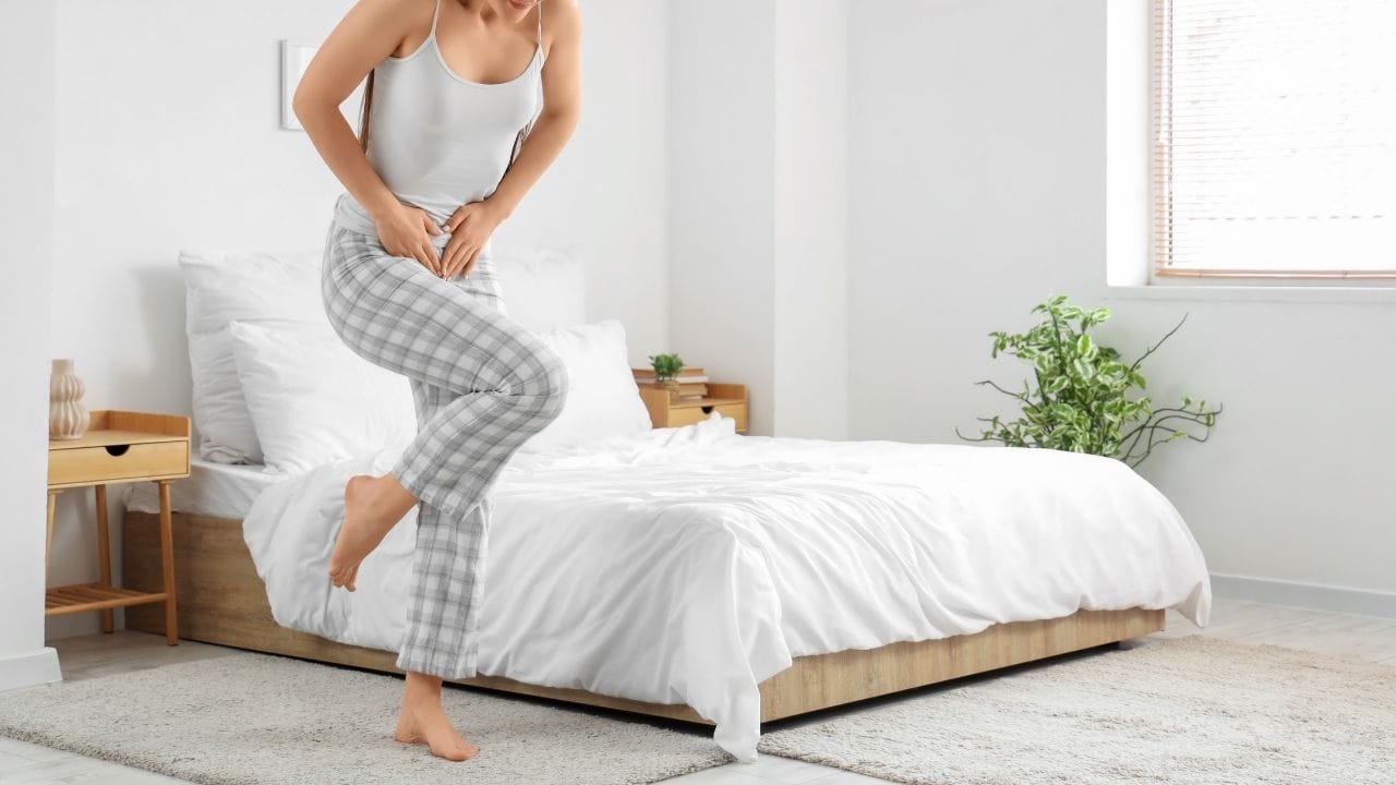 પેશાબમાં લોહી આવવાની સ્થિતિને ‘હેમેચુરિયા’ કહેવામાં આવે છે. આ પોતે કોઈ રોગ નથી, પરંતુ શરીરમાં ચાલી રહેલી બીજી સમસ્યાનું લક્ષણ છે. આ સમસ્યા સ્ત્રી અને પુરુષ બંનેમાં જોવા મળે છે, અને દરેકમાં તેના કારણો અલગ હોઈ શકે છે. કેટલીકવાર કારણ સરળતાથી જાણી શકાય છે, જ્યારે ક્યારેક વિગતવાર તપાસ પછી જ તેનું સાચું કારણ જાણવા મળે છે.