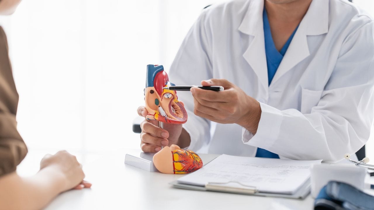 સ્ત્રીઓમાં પેશાબની નળી ટૂંકી હોવાને કારણે તેમને ચેપ થવાની શક્યતા વધારે હોય છે. પુરુષોમાં ઉંમર વધતા પ્રોસ્ટેટની સમસ્યાઓ અને અન્ય ગંભીર બીમારીઓનું જોખમ વધી શકે છે.