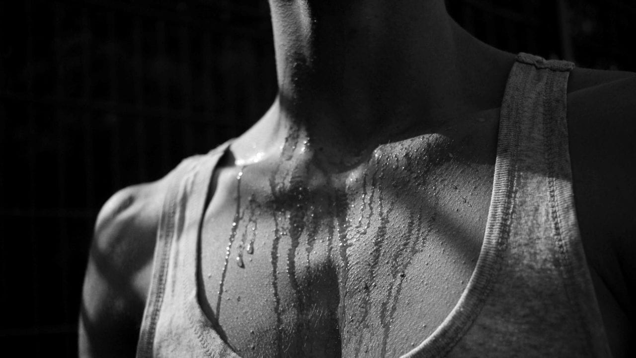 સ્વચ્છ કપડાં: શરીરની દુર્ગંધને રોકવા માટે, તમારા શરીરને યોગ્ય રીતે સૂકવવા અને સ્વચ્છ કપડાં પહેરવા જરૂરી છે. સ્નાન કર્યા પછી તમારા શરીરને સારી રીતે સૂકવી દો, કારણ કે ભેજ બેક્ટેરિયાના વિકાસ માટે અનુકૂળ વાતાવરણ બનાવે છે. વધુમાં, સુતરાઉ કપડાં પસંદ કરો; સુતરાઉ પરસેવો શોષી લે છે અને ત્વચાને શ્વાસ લેવાની મંજૂરી આપે છે, જેનાથી શરીરની ગંધની સમસ્યા ઓછી થાય છે. (ફોટો ક્રેડિટ-Google)