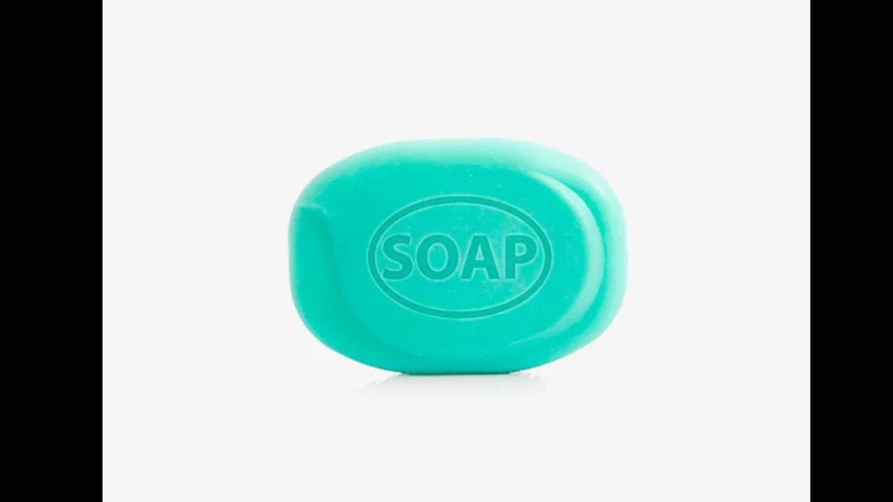 એન્ટી-બેક્ટેરિયલ સાબુ: એન્ટી-બેક્ટેરિયલ સાબુનો ઉપયોગ પરસેવાને કારણે થતી શરીરની ગંધથી છુટકારો મેળવવાનો સૌથી સરળ રસ્તો છે. એન્ટી-બેક્ટેરિયલ સાબુ ત્વચા પર હાજર બેક્ટેરિયાને ઘટાડવામાં મદદ કરે છે, જેનાથી દુર્ગંધની સમસ્યા ઓછી થાય છે. ખાસ કરીને અંડરઆર્મ્સ, ગરદન અને પગ જેવા વિસ્તારોને સંપૂર્ણપણે સાફ કરવું મહત્વપૂર્ણ છે, કારણ કે આ તે સ્થળો છે જ્યાં પરસેવો અને બેક્ટેરિયા સૌથી વધુ એકઠા થાય છે. (ફોટો ક્રેડિટ-Google)