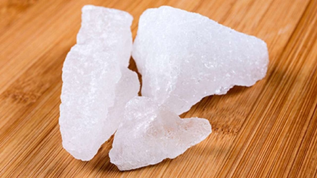 ફટકડીનો ઉપયોગ: ફટકડીનો ઉપયોગ શરીરની દુર્ગંધથી પણ રાહત આપી શકે છે. પરસેવાથી થતી દુર્ગંધને નિયંત્રિત કરવામાં ફટકડી ખૂબ મદદરૂપ થાય છે. સ્નાન કર્યા પછી સહેજ ભીની ત્વચા પર ફટકડીનો ટુકડો ઘસવાથી પરસેવા પેદા કરતા બેક્ટેરિયા દૂર થાય છે અને દિવસભર તાજગીની લાગણી જળવાઈ રહે છે. આ એક પરંપરાગત છતાં ખૂબ અસરકારક ઘરેલું ઉપાય છે. (ફોટો ક્રેડિટ-Google)