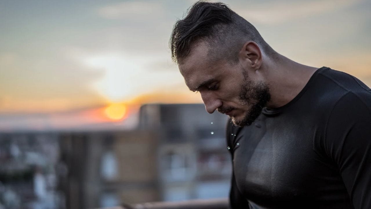 ઉનાળામાં પરસેવો થવો એ એક સામાન્ય ઘટના છે; જોકે, તેની સાથે આવતી શરીરની ગંધ ઘણીવાર શરમનું કારણ બની શકે છે. આરોગ્ય નિષ્ણાતોના મતે, પરસેવામાં ગંધ હોતી નથી; તેના બદલે, જ્યારે ત્વચા પર હાજર બેક્ટેરિયા પરસેવા સાથે ક્રિયાપ્રતિક્રિયા કરે છે ત્યારે ગંધ ઉત્પન્ન થાય છે. પરિણામે, ફક્ત સ્નાન કરવું પૂરતું નથી; તમારા સ્નાન દરમિયાન ચોક્કસ વિગતો પર ધ્યાન આપવું જરૂરી છે જેથી તમે દિવસભર તાજગી અને આત્મવિશ્વાસ અનુભવો. ચાલો જાણીએ અહીં. (ફોટો ક્રેડિટ-Google)