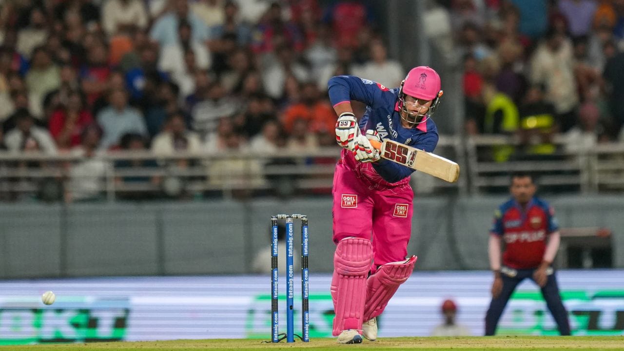 IPL 2026ના 40મા મેચ બાદ ઓરેન્જ કેપ માટેની સ્પર્ધામાં ફરી એક મોટો ફેરફાર જોવા મળ્યો છે. વૈભવ સૂર્યવંશી હવે ફરી એકવાર ટોચ પર પહોંચ્યો છે. રાજસ્થાન રોયલ્સ માટે ઓપનિંગ કરતો આ ડાબોડી બેટ્સમેને શાનદાર પ્રદર્શન કરતાં કે એલ રાહુલ અને અભિષેક શર્માને પાછળ મૂકી નંબર-1 સ્થાન મેળવ્યું છે. (Image Credit Source : PTI)