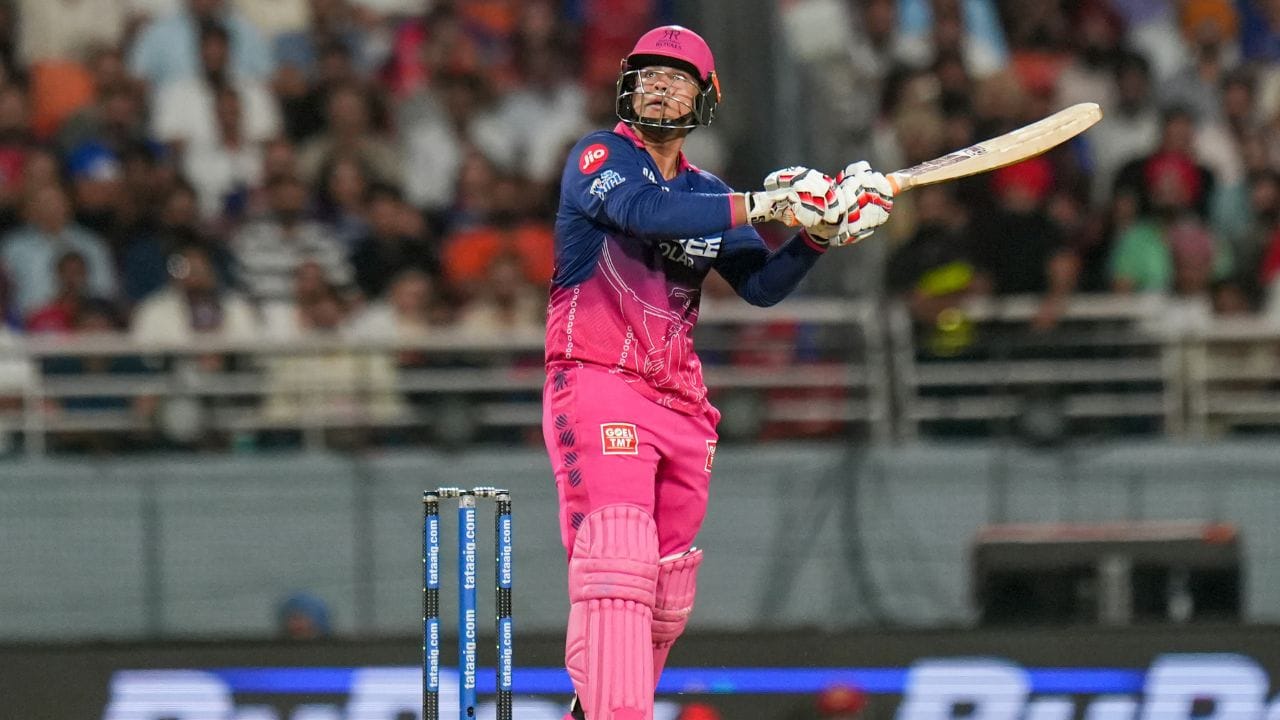 વૈભવે અત્યાર સુધી 9 મેચોમાં કુલ 400 રન બનાવી લીધા છે. તેની સરેરાશ 44.44 છે અને સ્ટ્રાઈક રેટ 238થી વધુ છે, જે તેની આક્રમક બેટિંગને દર્શાવે છે. આ સીઝનમાં તેણે એક સદી અને બે અડધી સદી ફટકારી છે. ખાસ વાત એ છે કે તેણે સૌથી વધુ 37 છગ્ગા મારીને પણ ટોચનું સ્થાન મેળવ્યું છે. (Image Credit Source : PTI)