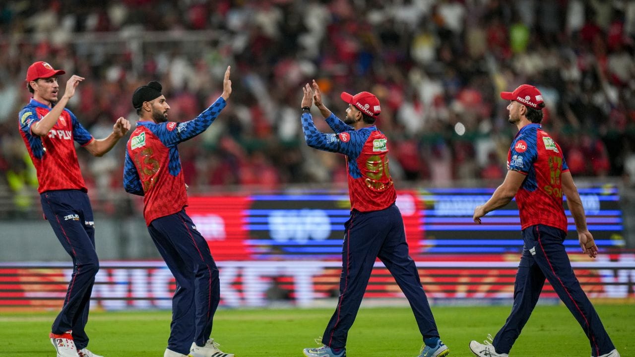 આ ઉપરાંત લખનૌ સુપર જાયન્ટ્સ ના પ્રિન્સ એ 13 વિકેટ મેળવી છે. સ્પિન બોલિંગમાં રવિ બિશ્નોઈ સૌથી આગળ છે, જેમણે અત્યાર સુધી 11 વિકેટ ઝડપી છે. (Image Credit Source : PTI)