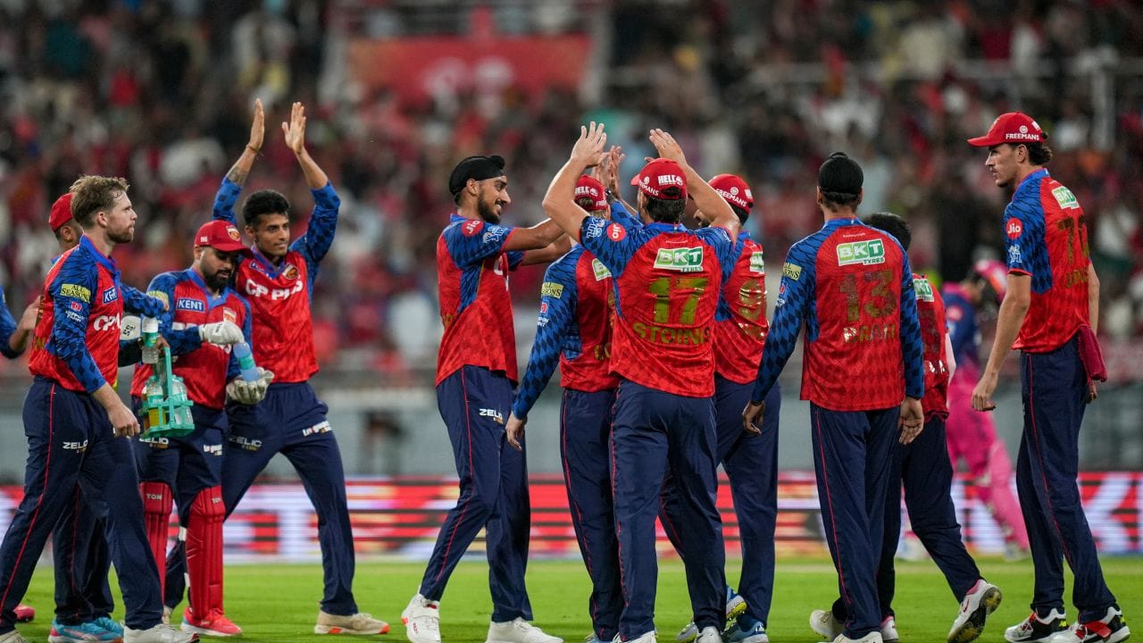 IPL 2026માં ઓરેન્જ અને પર્પલ કેપ માટેની રેસ ખૂબ જ રોમાંચક બની રહી છે. બેટિંગમાં વૈભવ સૂર્યવંશીનો જબરદસ્ત ફોર્મ જોવા મળી રહ્યો છે, જ્યારે બોલિંગમાં ભુવનેશ્વર કુમાર પોતાની અનુભવી કળા વડે આગેવાની કરી રહ્યા છે. આવનારા મેચોમાં આ બંને યાદીઓમાં વધુ ફેરફારો જોવા મળશે, જે ચાહકો માટે ઉત્સુકતા વધારશે. (Image Credit Source : PTI)