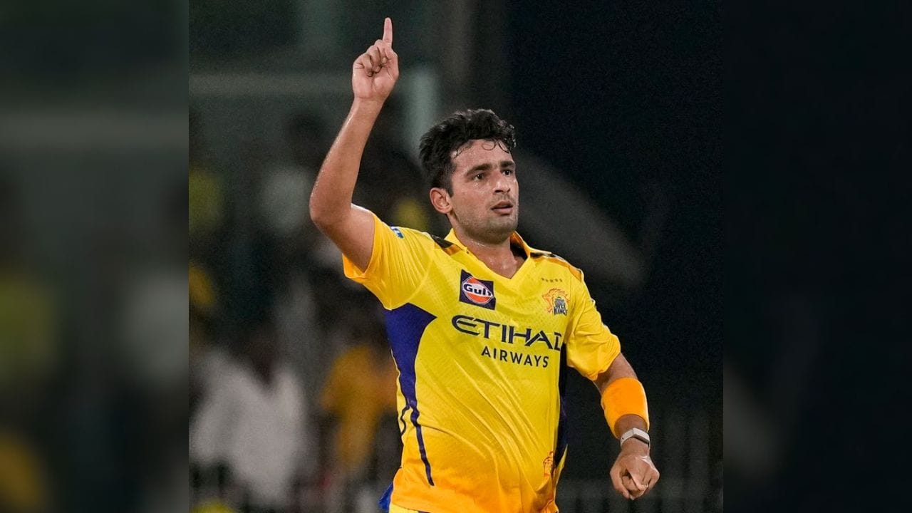 જોફ્રા આર્ચર પણ 14 વિકેટ સાથે નજીકમાં છે, પરંતુ તેણે 9 મેચ રમી છે. ચેન્નાઈ સુપર કિંગ્સના અંશુલ કંબોજ અને સનરાઈઝર્સ હૈદરાબાદના એશાન મલિંગા એ પણ 14-14 વિકેટ લીધી છે. (Image Credit Source : PTI)