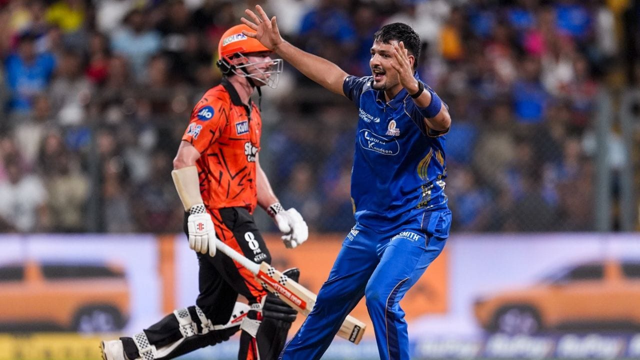 IPL 2026નો સીઝન જેમ આગળ વધી રહ્યો છે, તેમ ટૂર્નામેન્ટ વધુ રોમાંચક બની રહી છે. તાજેતરમાં રમાયેલા સનરાઇઝર્સ હૈદરાબાદ અને મુંબઈ ઇન્ડિયન્સ વચ્ચેના મુકાબલાએ માત્ર મેચનું પરિણામ જ નહીં, પણ ઓરેન્જ કેપ અને પર્પલ કેપની રેસમાં પણ મોટો ફેરફાર કર્યો છે. આ મેચ પછી બંને મહત્વપૂર્ણ કેપ હવે સનરાઇઝર્સ હૈદરાબાદના ખેલાડીઓ પાસે પહોંચી ગઈ છે. (Image Credit Source: PTI)