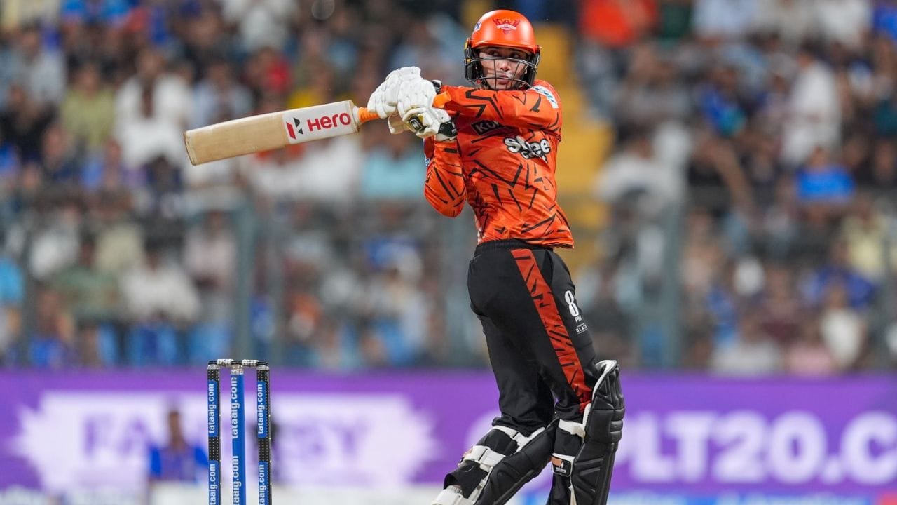 બીજી તરફ, પર્પલ કેપની રેસમાં ઈશાન મલિંગાએ કમાલ કરી છે. તેમણે 9 મેચોમાં 15 વિકેટ લઈને પર્પલ કેપ પોતાના નામે કરી છે. તેમની બોલિંગમાં સતત અસરકારકતા જોવા મળી રહી છે, જે ટીમ માટે મોટી શક્તિ બની છે. (Image Credit Source: PTI)