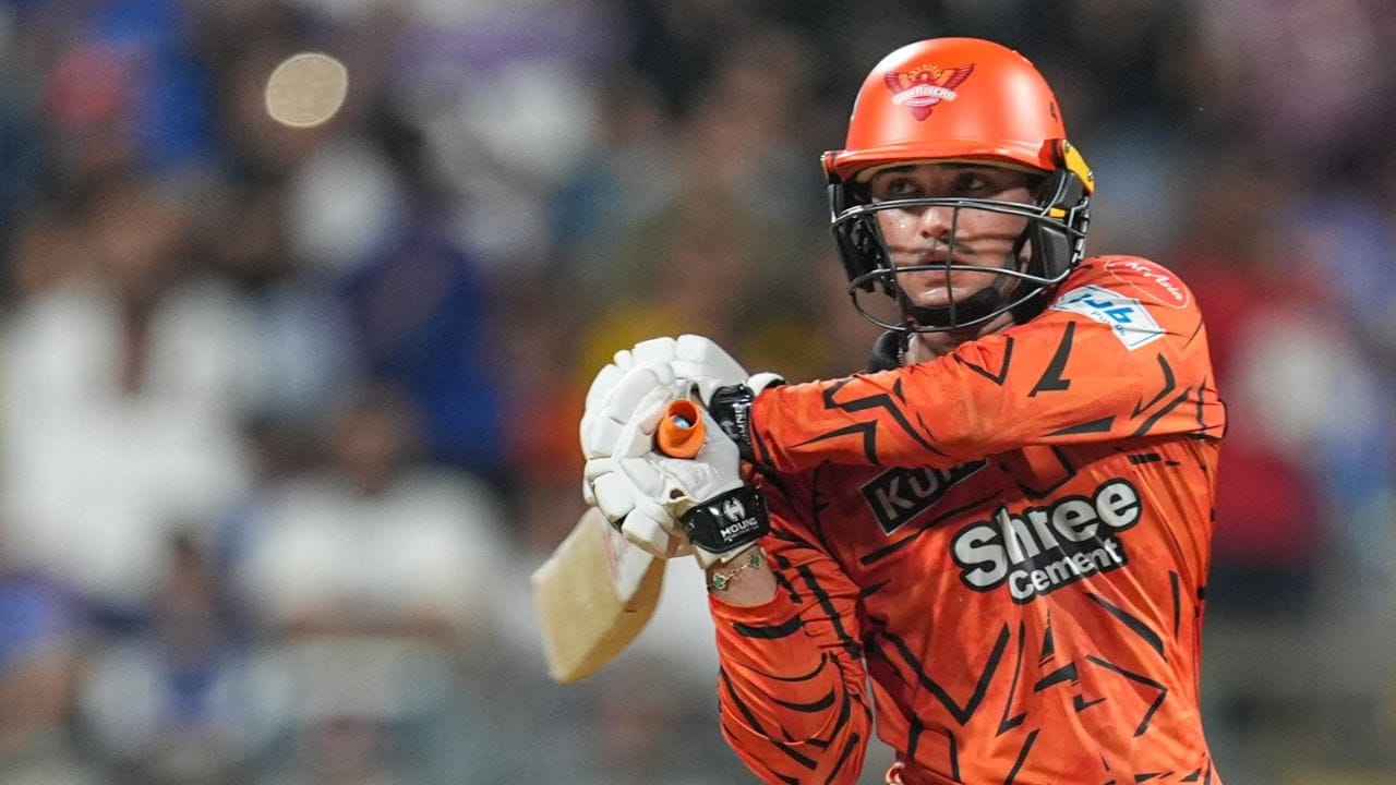 અભિષેક શર્માએ પોતાની શાનદાર બેટિંગથી ઓરેન્જ કેપ પર કબ્જો કર્યો છે. મેચ પહેલાં તેઓ રન રેસમાં બીજા ક્રમે હતા, પરંતુ મુંબઈ સામેની ઈનિંગ્સ પછી તેઓ ટોપ સ્થાને પહોંચી ગયા છે. (Image Credit Source: PTI)