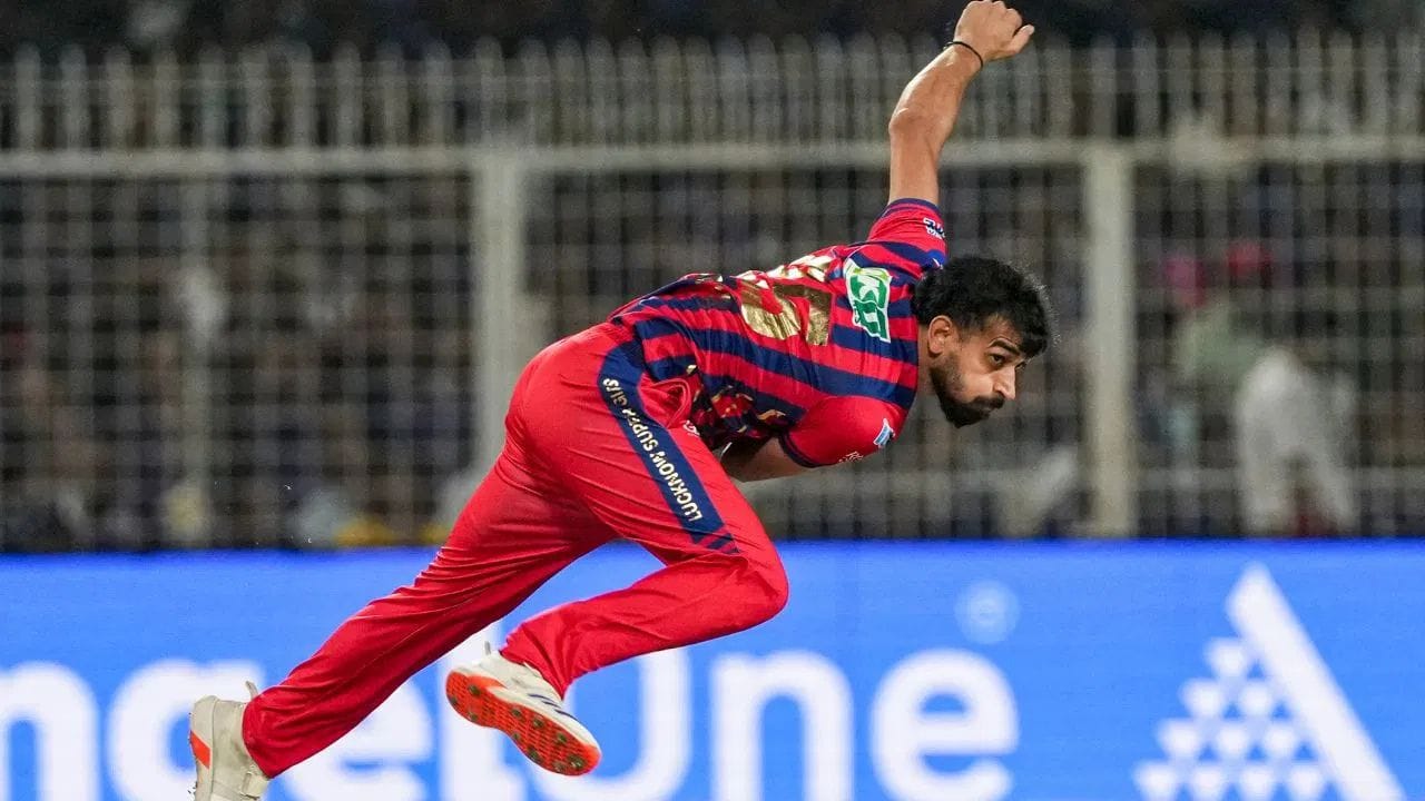 IPL 2026માં યુવા ફાસ્ટ બોલર પ્રિન્સ યાદવ પોતાની શાનદાર બોલિંગના કારણે સતત ચર્ચામાં છે. ટૂર્નામેન્ટના 32મા મેચ બાદ પર્પલ કેપની રેસમાં મોટો ફેરફાર જોવા મળ્યો છે, જેમાં લખનૌ સુપર જાયન્ટ્સનો આ 24 વર્ષીય બોલર ટોચ પર પહોંચી ગયો છે. (Image Credit Source: PTI)