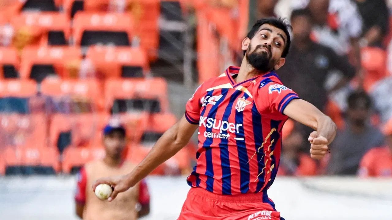 પ્રિન્સ યાદવે આ સીઝનમાં અત્યાર સુધી માત્ર 7 મેચ રમ્યા છે, પરંતુ તેમાં જ તેણે પોતાની અસરકારકતા સાબિત કરી દીધી છે. તેણે કુલ 13 વિકેટ ઝડપી છે અને ખાસ વાત એ છે કે તેની ઈકોનોમી માત્ર 8.38 રહી છે, જે તેની બોલિંગની કંટ્રોલ અને ક્વોલિટી દર્શાવે છે. રાજસ્થાન સામે રમાયેલા મેચમાં પણ તેણે શાનદાર પ્રદર્શન કર્યું હતું, જેમાં 4 ઓવરમાં માત્ર 29 રન આપી 2 મહત્વપૂર્ણ વિકેટ લીધી હતી. (Image Credit Source: PTI)