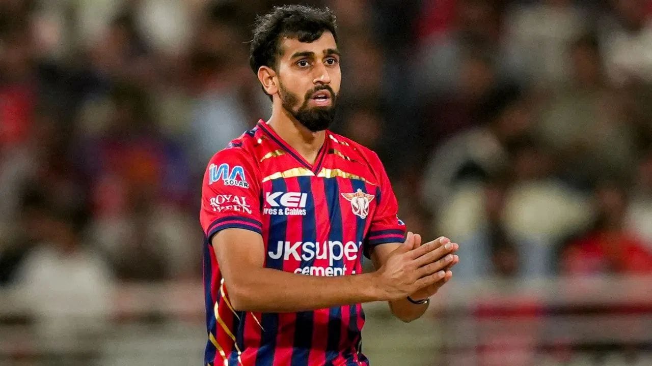 પર્પલ કેપની રેસમાં તેની સાથે અંશુલ કંબોજ પણ 13 વિકેટ સાથે બરાબરી કરી રહ્યા છે, પરંતુ ઈકોનોમીના આધારે પ્રિન્સ યાદવ આગળ નીકળી ગયો છે. આ રેસ હવે વધુ રસપ્રદ બની રહી છે કારણ કે ટોચના બોલર્સ વચ્ચે નજીકની ટક્કર જોવા મળી રહી છે. (Image Credit Source: PTI)