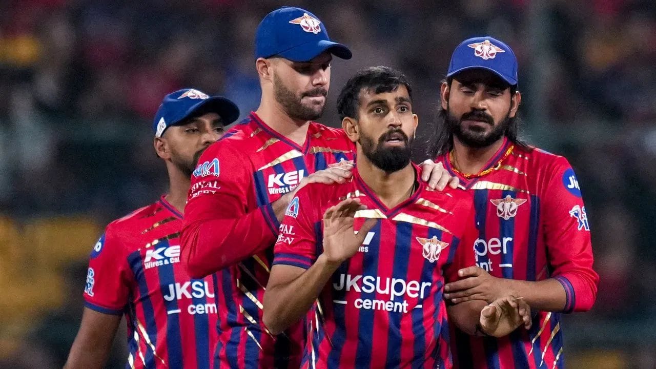 પ્રિન્સ યાદવની આ માત્ર બીજી IPL સીઝન છે. વર્ષ 2025ના મેગા ઓક્શનમાં લખનૌ સુપર જાયન્ટ્સે તેને માત્ર 30 લાખ રૂપિયામાં ખરીદ્યો હતો. એ સમયે કદાચ કોઈએ કલ્પના પણ નહીં કરી હોય કે આ યુવા બોલર એટલો મોટો પ્રભાવ પાડશે. (Image Credit Source: PTI)